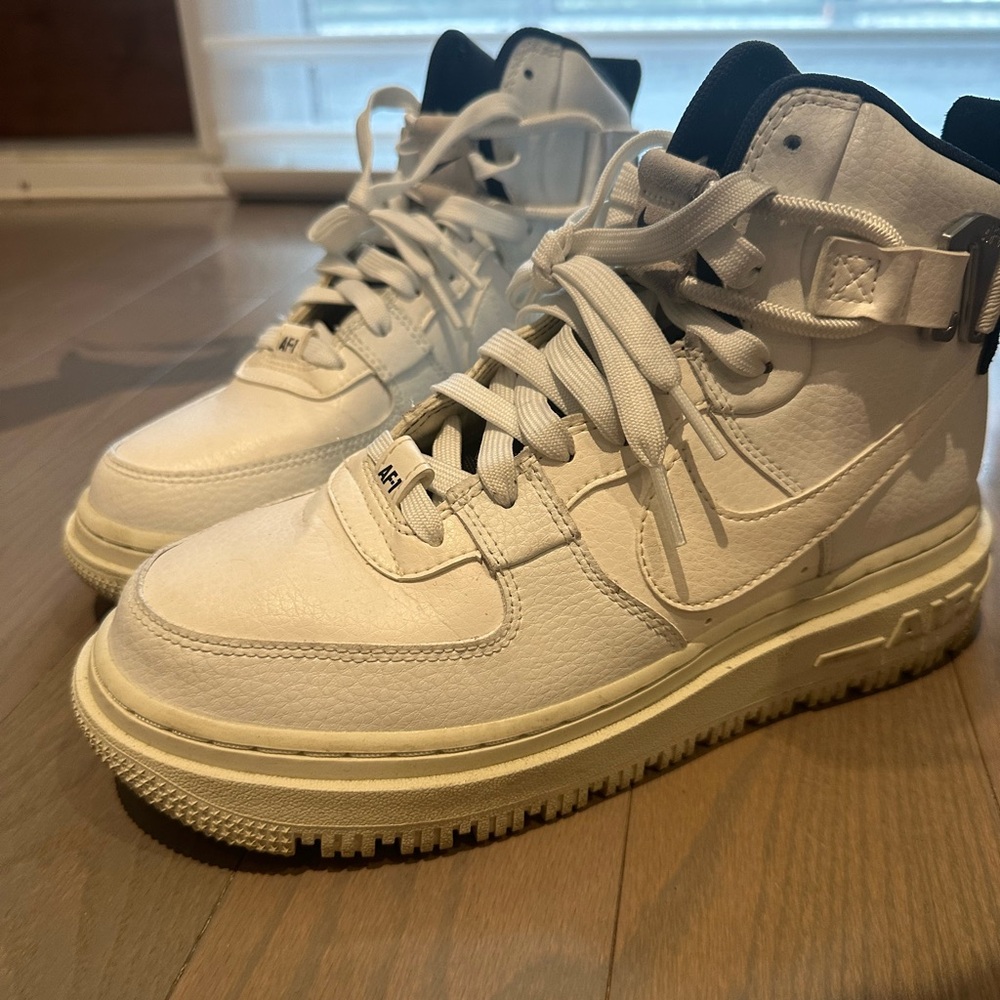 Nike women’s white sneaker shoes/boot size 7.5